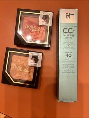 IT Cosmetics light foundation bundle w/ highlighter combos. Never used